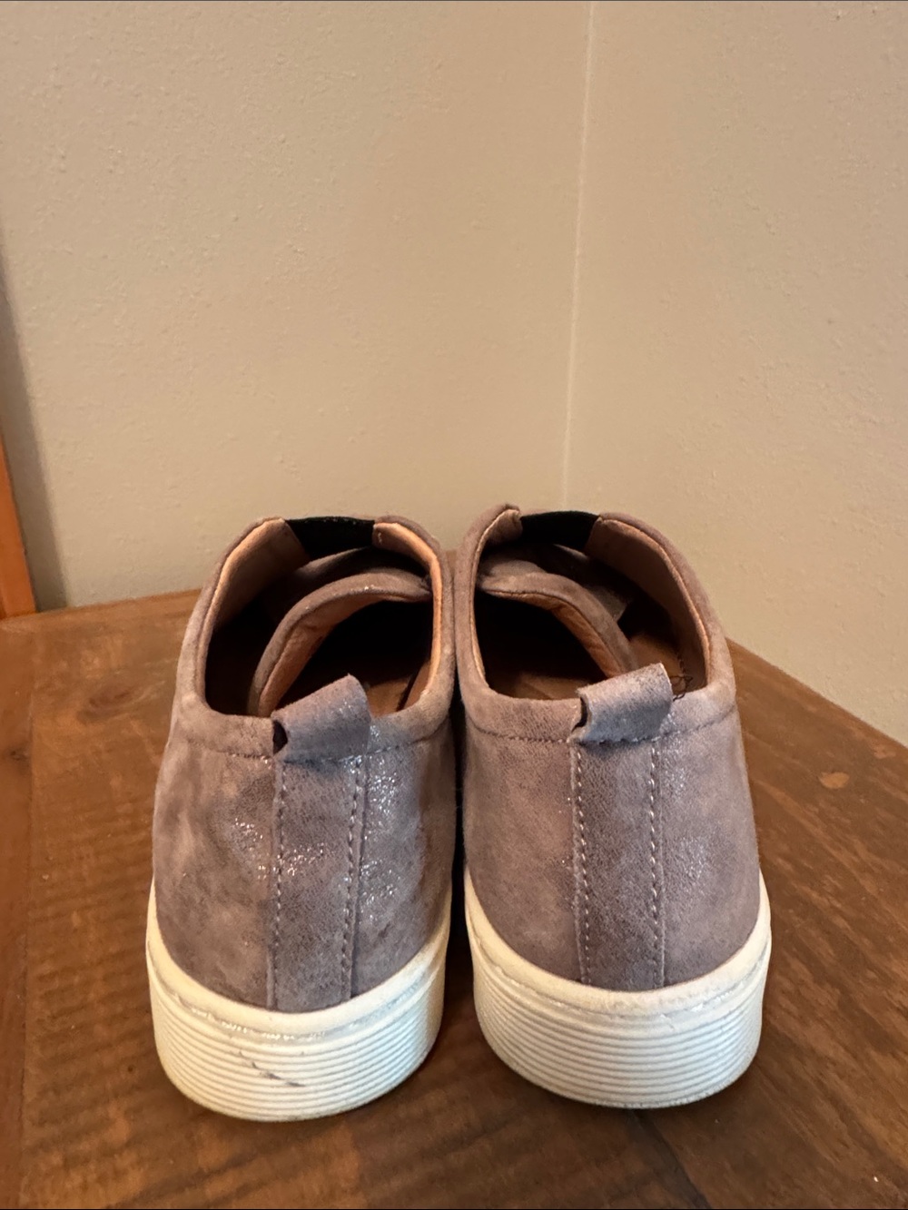 Women’s Leather Sofft Metallic Taupe Slip-On Sneakers Size 9.5 - Picture 4 of 6